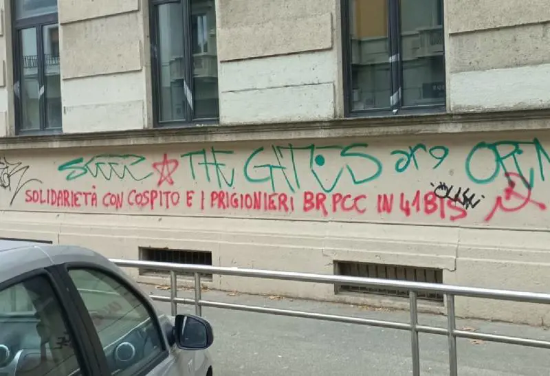 "Per Cospito e le Br". La scritta choc degli anarchici "coccolati" dal Pd
