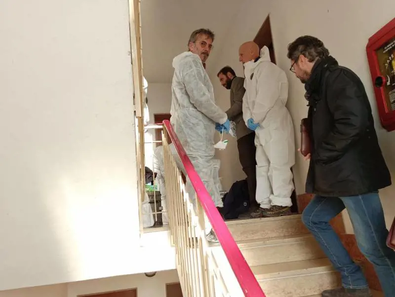 Il sopralluogo dei Ris a casa di Yana Malayko (foto Alessandro Politi)