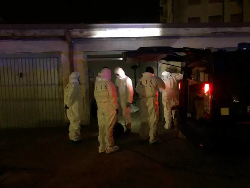 Il sopralluogo dei Ris a casa di Yana Malayko (foto Alessandro Politi)