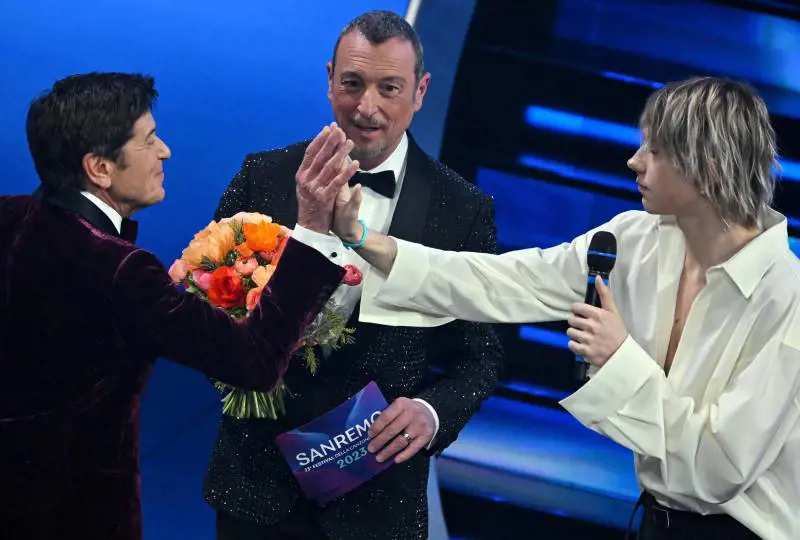 La borsa rubata, il cinque a Morandi, il bacio: tutti i punti del Fantasanremo di ieri sera