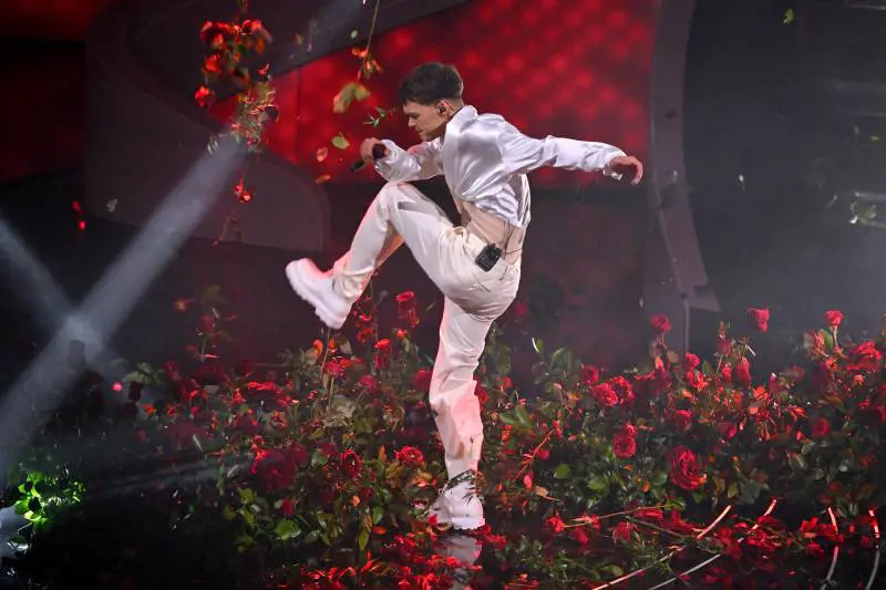 "È danneggiamento". Blanco indagato per i fiori di Sanremo: cosa rischia