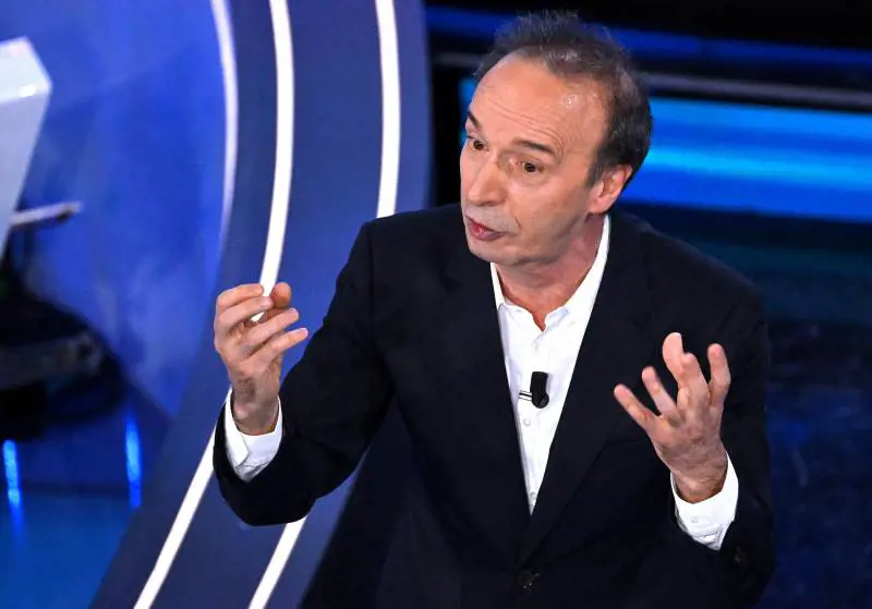 "È un poeta", "Sbaglia a leggerla a pezzi". Benigni divide i costituzionalisti