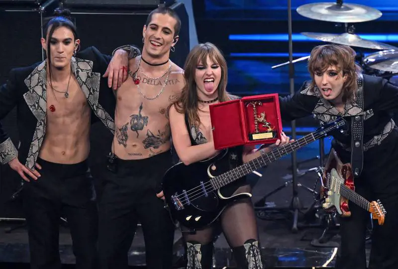 Rock, pochi vestiti, tanti applausi: i Maneskin si riprendono l'Ariston