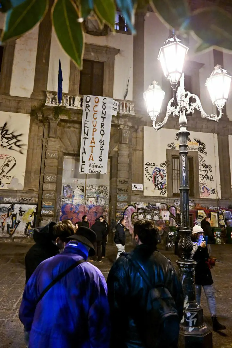 "Reprimono il dissenso". E gli anarchici occupano pure l'università di Napoli