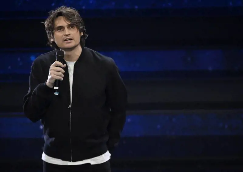 L’uomo della notte sveglia dal torpore con la scorrettezza di essere normale