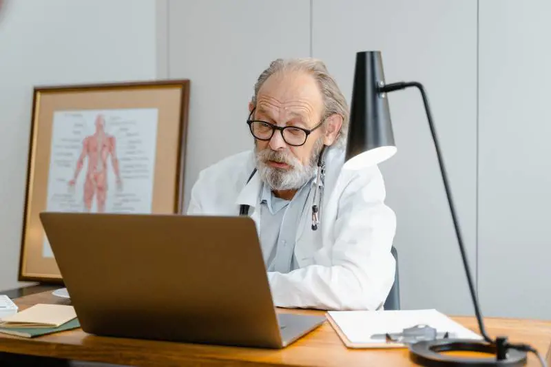Quanto guadagna un medico di base? Ecco come può variare lo stipendio