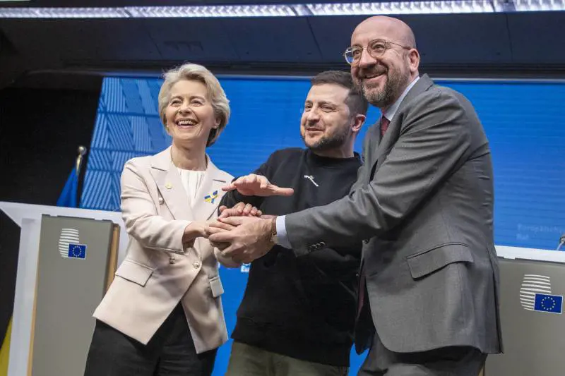 Zelensky a Bruxelles per la prima volta. In pressing su armi e ingresso in Europa