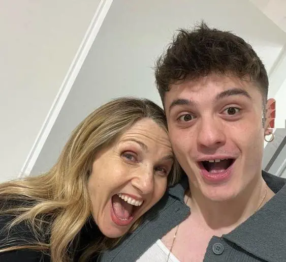 "Che volo...". Incidente sul palco per Lorella Cuccarini