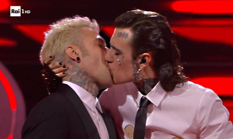 "Il bacio di Sanremo a Fedez? Studiato a tavolino". E Rosa Chemical smaschera in teatrino