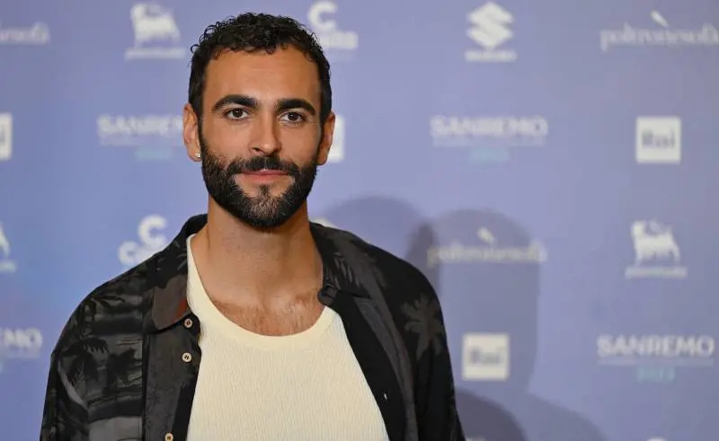 "Mi fa paura...". Mengoni si lagna e attacca il governo sui diritti Lgbt
