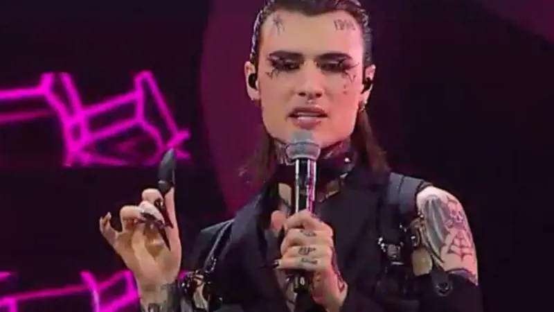 "Viva il sesso". Rosa Chemical sfoggia un sex toy sul palco dell'Ariston