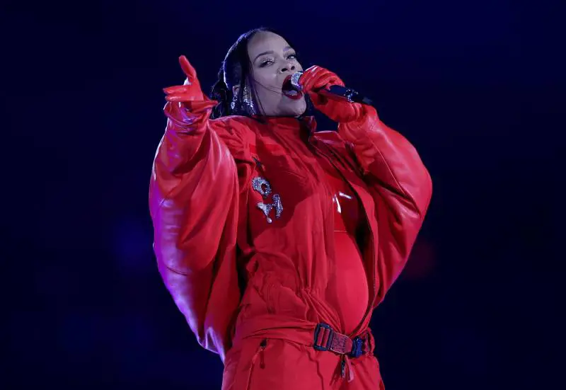 Il vestito largo, il playback, poi la sorpresa: Rihanna incinta al Super Bowl