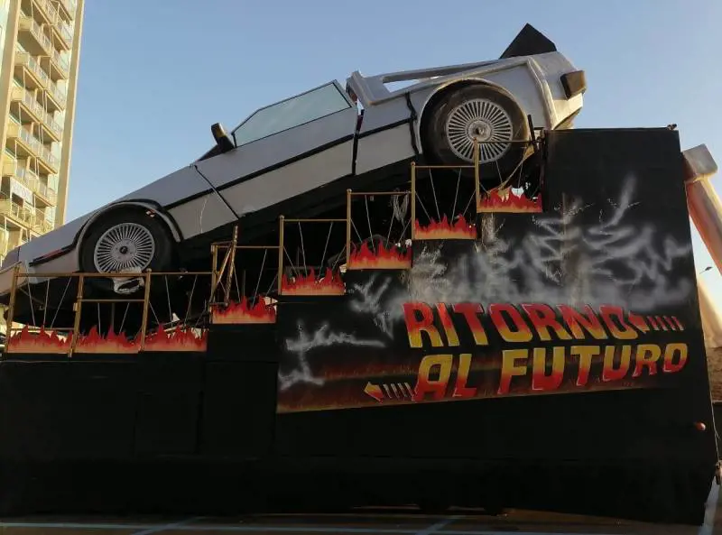 Il carro dedicato al film "Ritorno al Futuro", dopo il cedimento