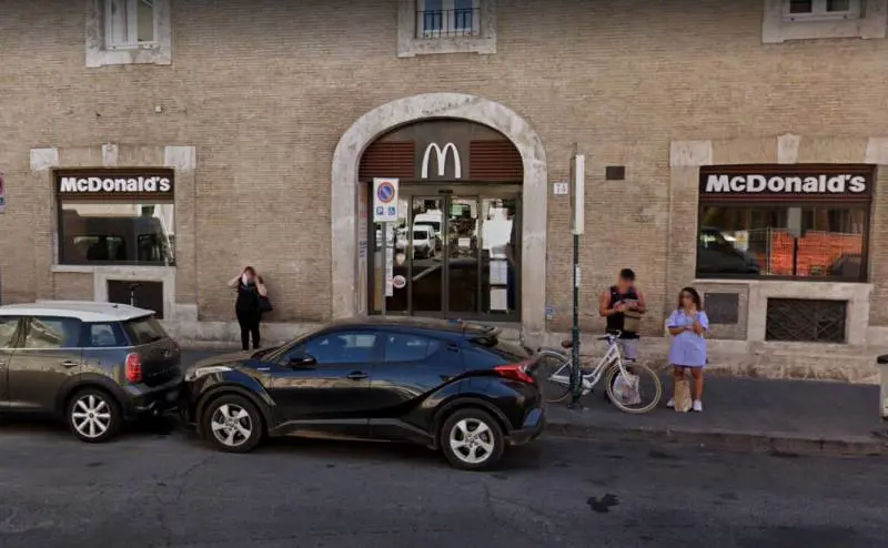 Paura al Mc Donald's: dipendente pestato da tre clienti