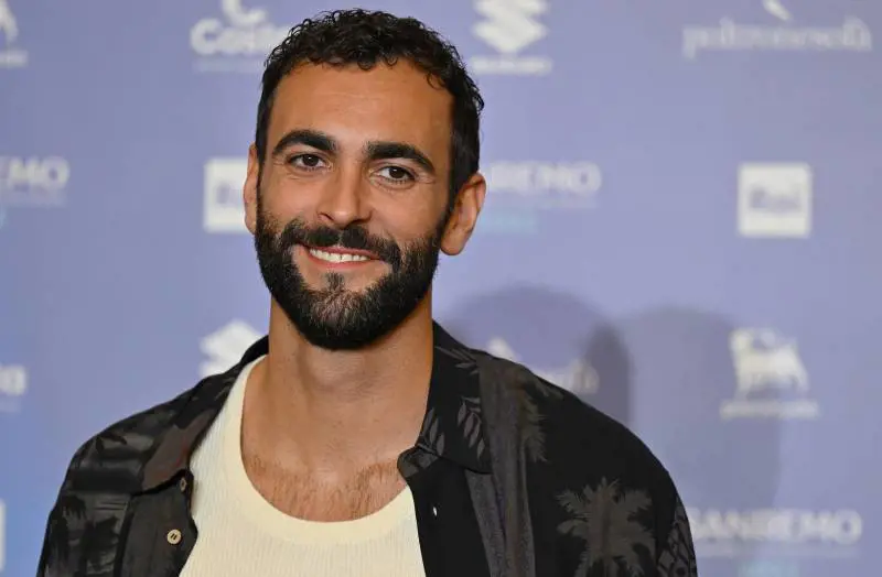 Dismorfismo corporeo, cos’è la malattia di cui soffre Marco Mengoni