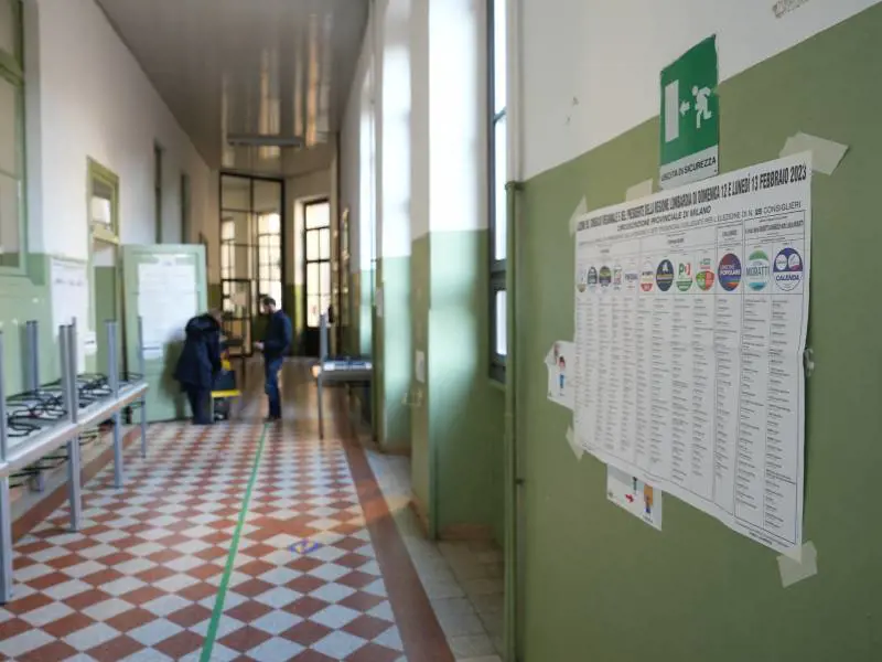 A Milano manca ancora uno scrutatore su due. Ma c'è la fila unica per non urtare i trans