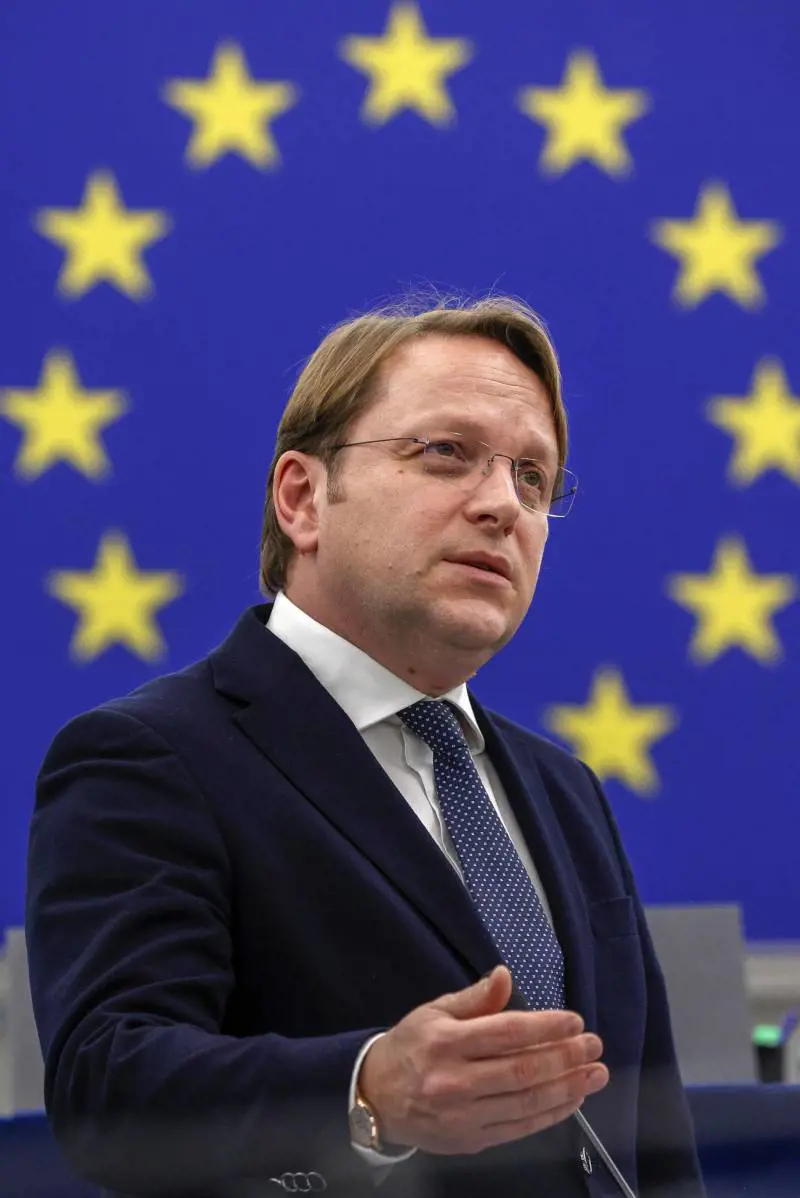 "Quanti idioti...": bufera sulle parole del commissario Ue in parlamento