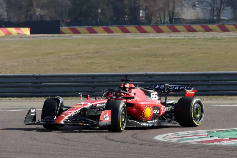 Né mito, né eroi. Ecco la Ferrari aziendale di John Elkann