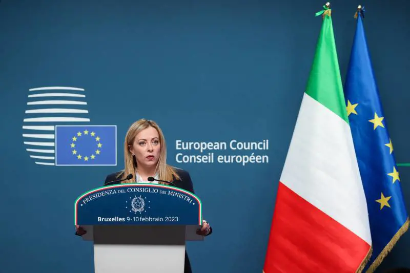 Anche il Nyt elogia la Meloni. E Letta concorda: "Lei è forte"