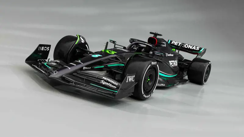 Mercedes, la W14 “all black” per il riscatto