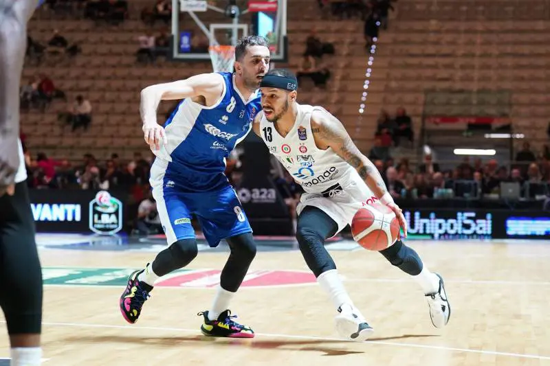 Brescia caccia Milano dalla coppa: battuta 75-72