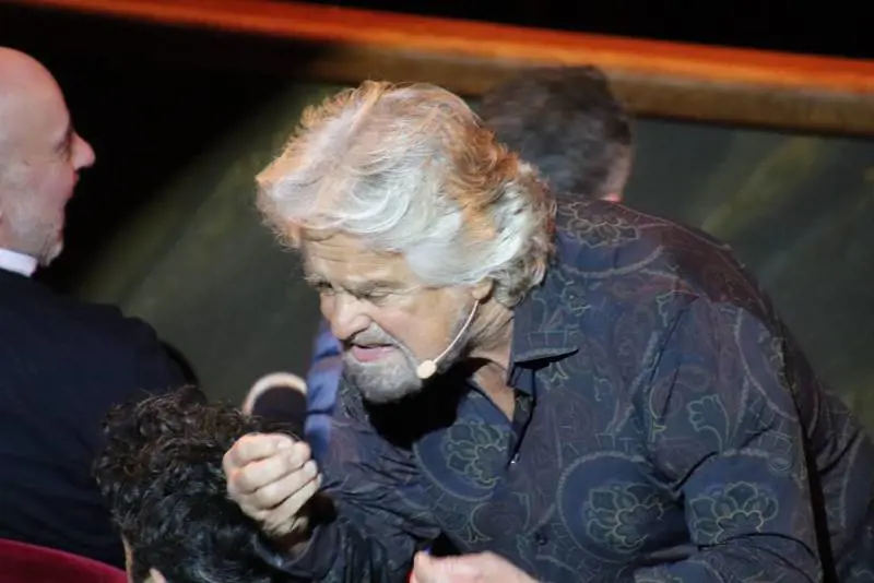 Grillo torna in teatro e fa flop. L'Elevato ora è "Il Peggiore"