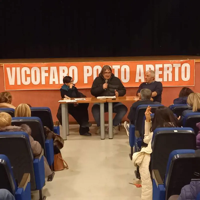 Don Biancalani in un incontro dedicato all'esperienza di Vicofaro