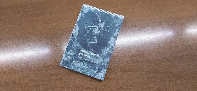 Un viaggio nell'isola di Smeraldo insieme a spiriti, santi ed eroi