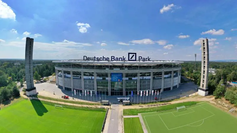 Banche, il virus della crisi arriva alla Deutsche Bank. La Germania piega le Borse