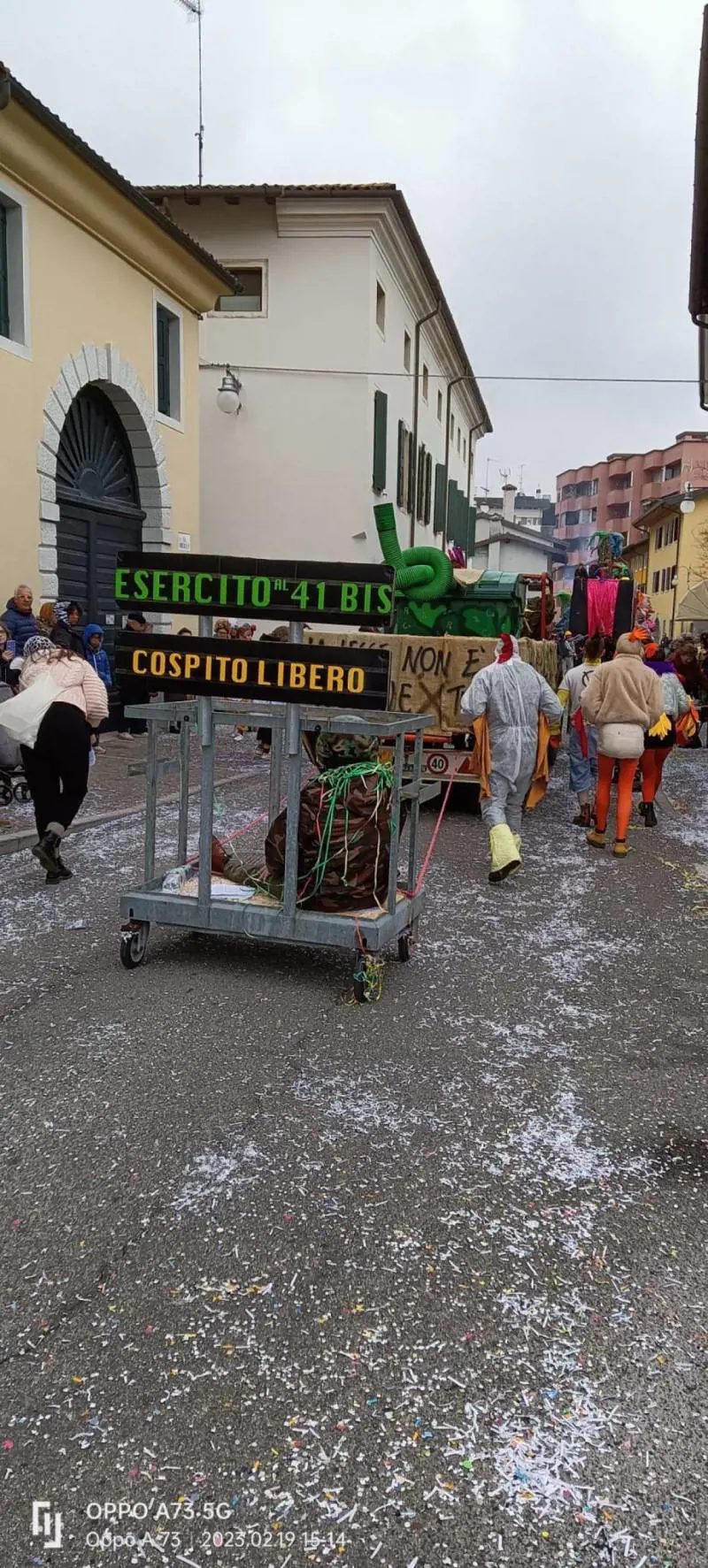 "Esercito al 41 bis". Choc al Carnevale: il carro solidarizza con Cospito
