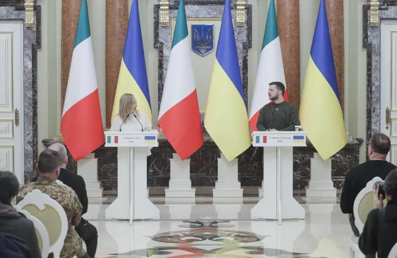 Sorrisi e intesa Zelensky-Meloni. I distinguo sul Cav "macchiano" la missione chiave