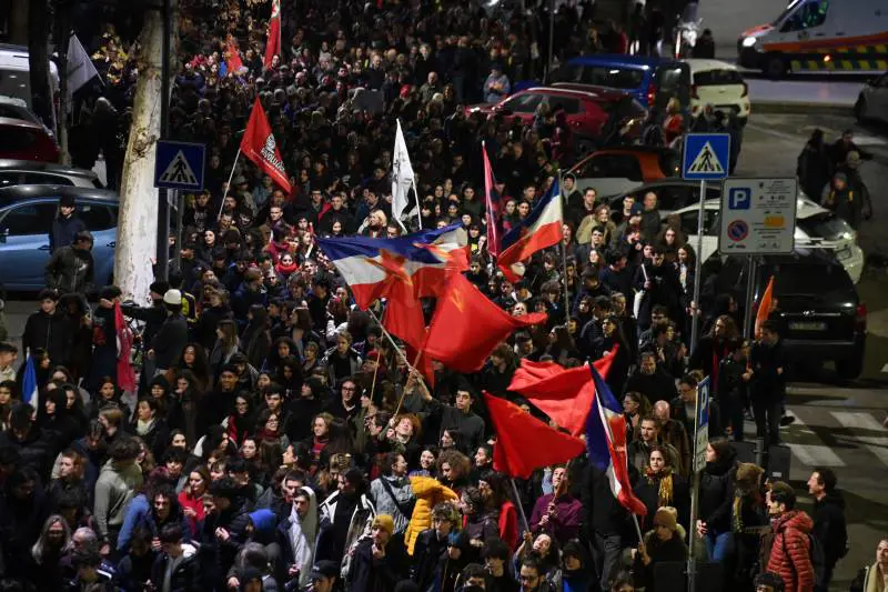 "Sei la prima della lista...". Minacce anti-Meloni al corteo di Firenze