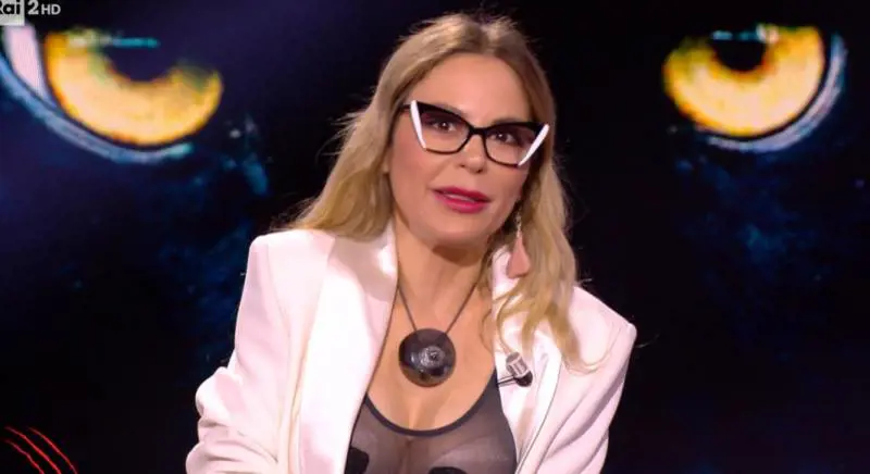 Lo spazzolino come sex toy e i gioielli osé: Naike Rivelli senza freni a Belve