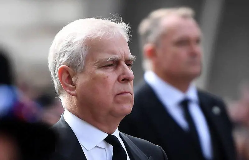 “Basta soldi”. Re Carlo e la punizione al principe Andrea: rischia la casa