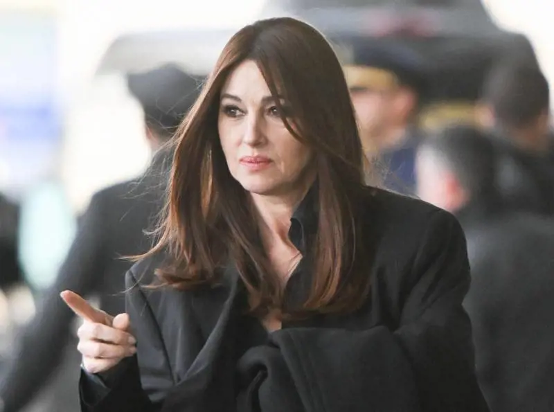 "Sono una coppia". Lo scoop su Monica Bellucci e Tim Burton a Parigi