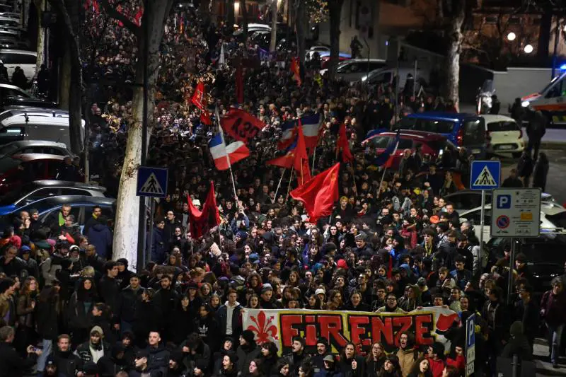 "Ipocrisia per cavalcare l'onda". I collettivi stanno con gli estremisti
