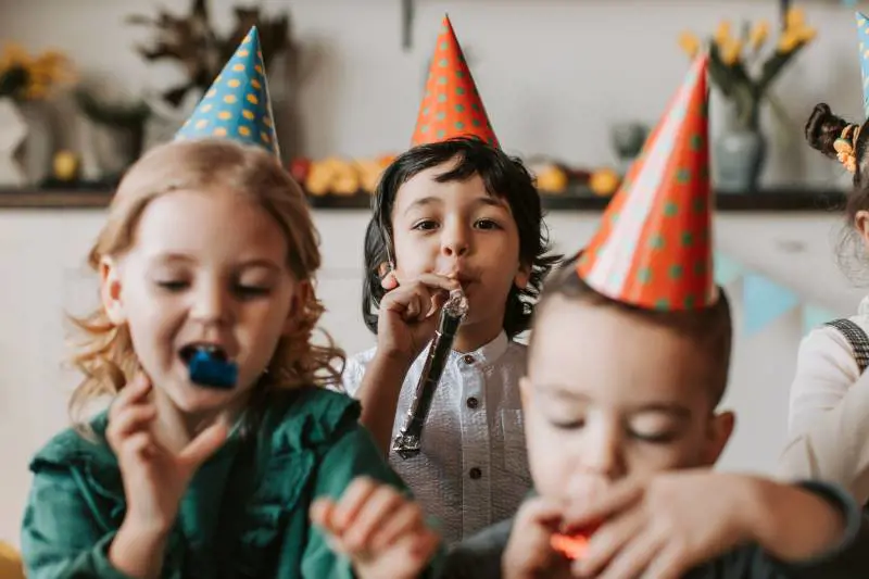 Torta di merendine fai da te per il compleanno dei nipoti