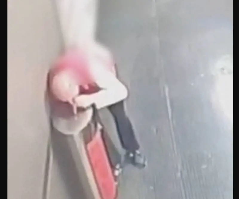 Sniffa coca alla fermata della metro: il video choc