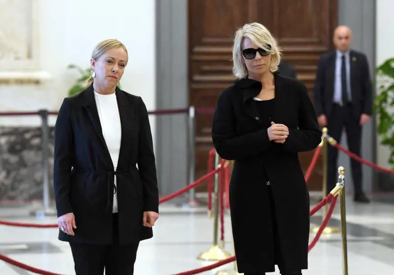 "Perdiamo un grande giornalista". Anche Giorgia Meloni saluta Costanzo