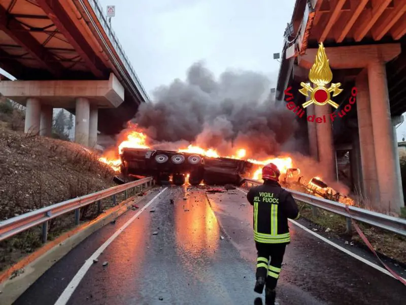 Il tir precipita dal viadotto: l'autista muore. Fiamme sull'A1