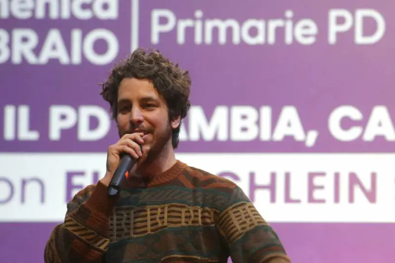 "Incoerente, non sei il benvenuto". Santori contestato dai comunisti
