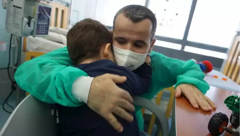 Salvo grazie al polmone di papà. "Ora tornerà a giocare coi Lego"