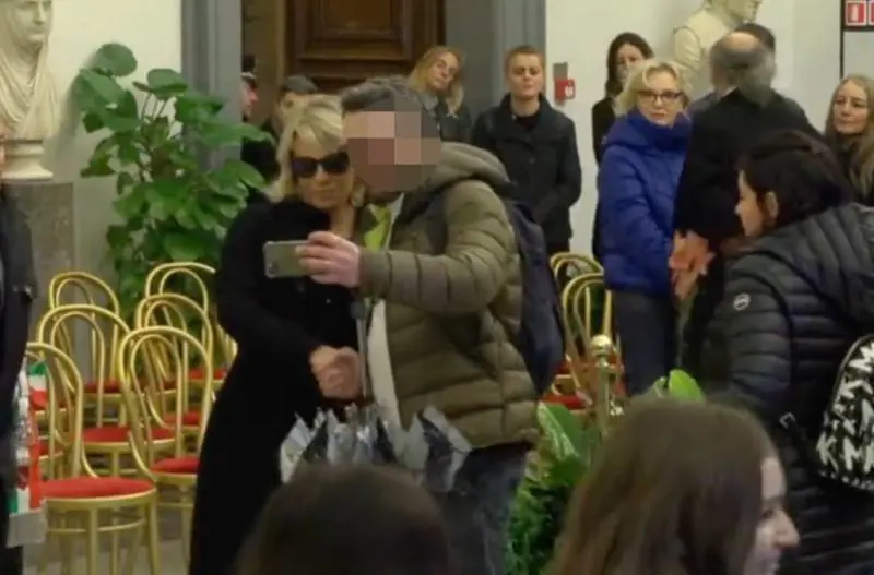 "Piangeva ma non si è pentito". La verità sul selfie con Maria De Filippi