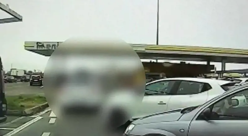 Una scena dell'impatto in Autogrill ripresa da un tassista di passaggio