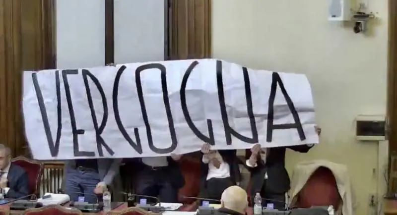 Lo striscione esposto da Fratelli d'Italia