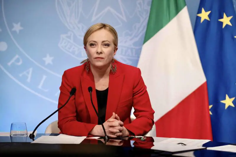 Migranti, Meloni sceglie la realpolitik: cautela sul Viminale e mano tesa all'Ue. "Lavoriamo insieme"