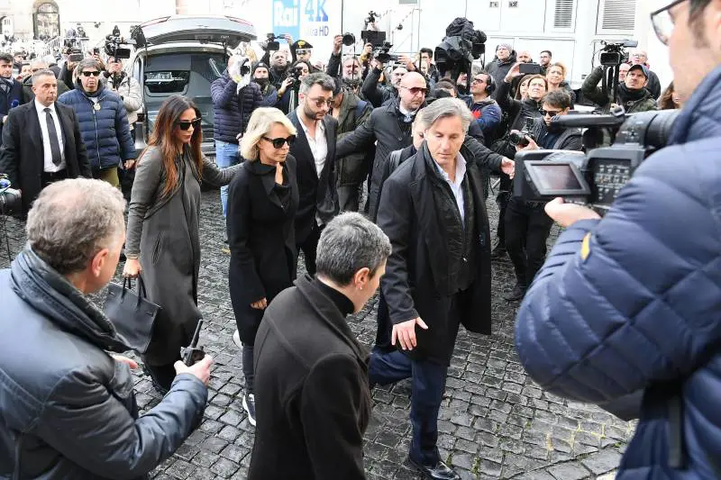 Chi è Raffaella Mennoia, l'amica di Maria De Filippi accanto a lei ai funerali