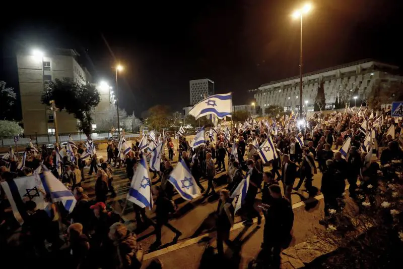 Proteste in Israele, "assedio" alla moglie del premier Netanyahu