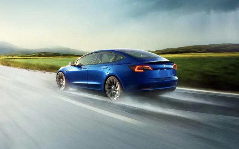 Tesla Model 3 mette la trazione posteriore per gli incentivi: ecco quanto costa adesso