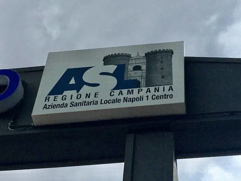 Donna aggredisce guardia con il suo cane: voleva saltare la fila all’ambulatorio Asl